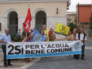 Comitati per il 'sì' festeggiano in Piazza Battisti a Foggia (Foto: Sanzone/L'Attacco)