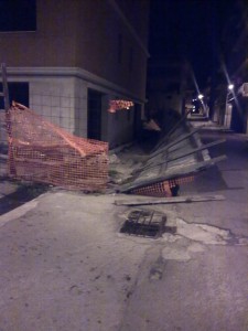 Il recinto del cantiere della casa di riposo per anziani distrutto dal vento. Immagine scattata ieri notte