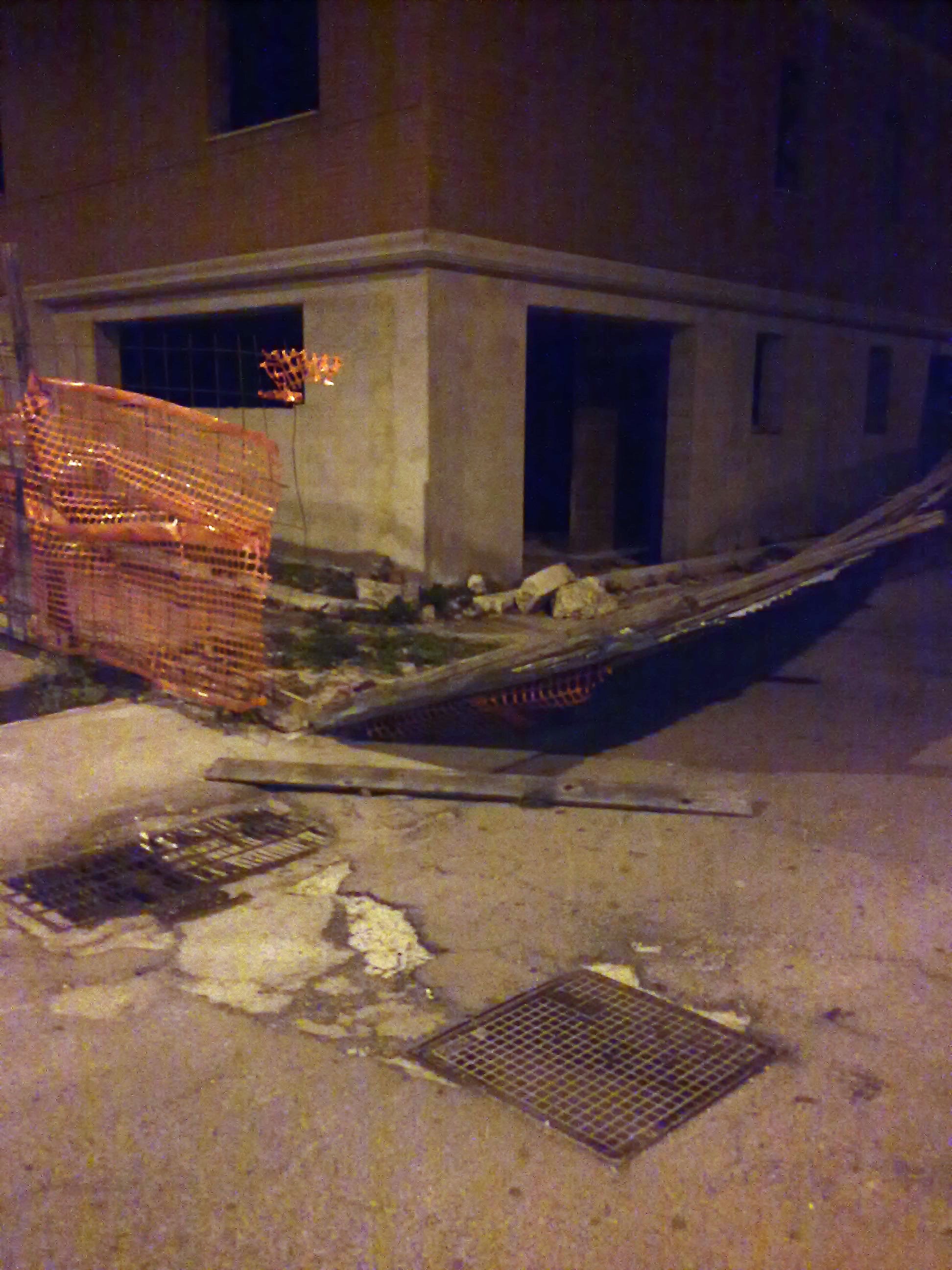 Il recinto del cantiere della casa riposo anziani (Via Di Vagno-Villa)