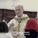Il cardinale Bertone dà l'Eucarestia ai ragazzi della Prima Comunione
