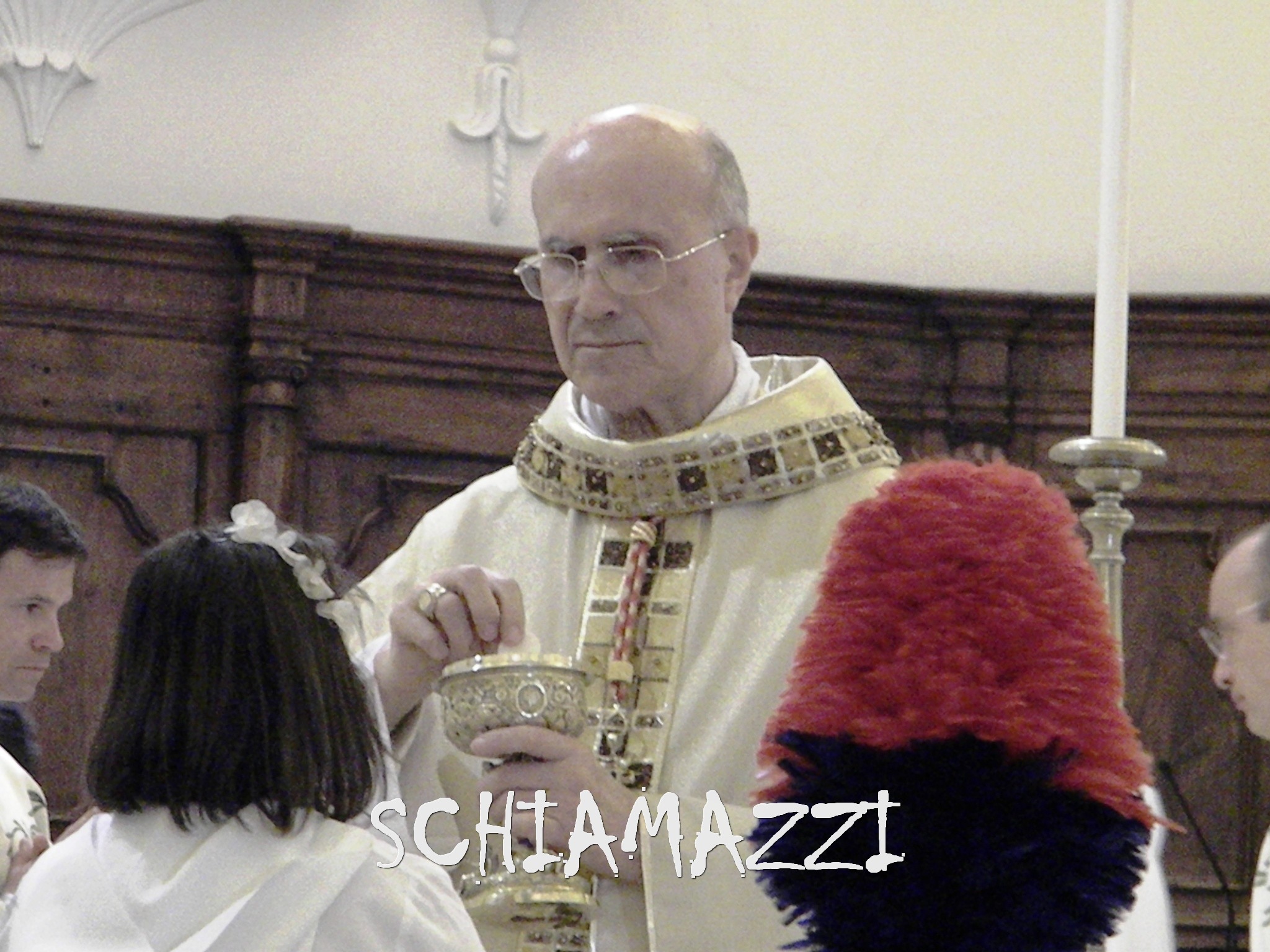 Il cardinale Bertone dà l'Eucarestia ai ragazzi della Prima Comunione