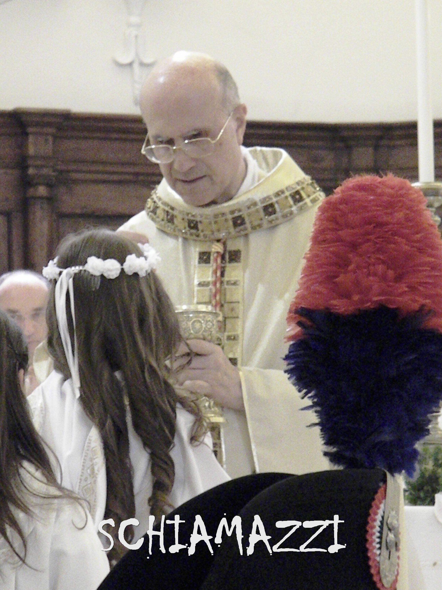 Il cardinale Bertone dà l'Eucarestia ai ragazzi della Prima Comunione