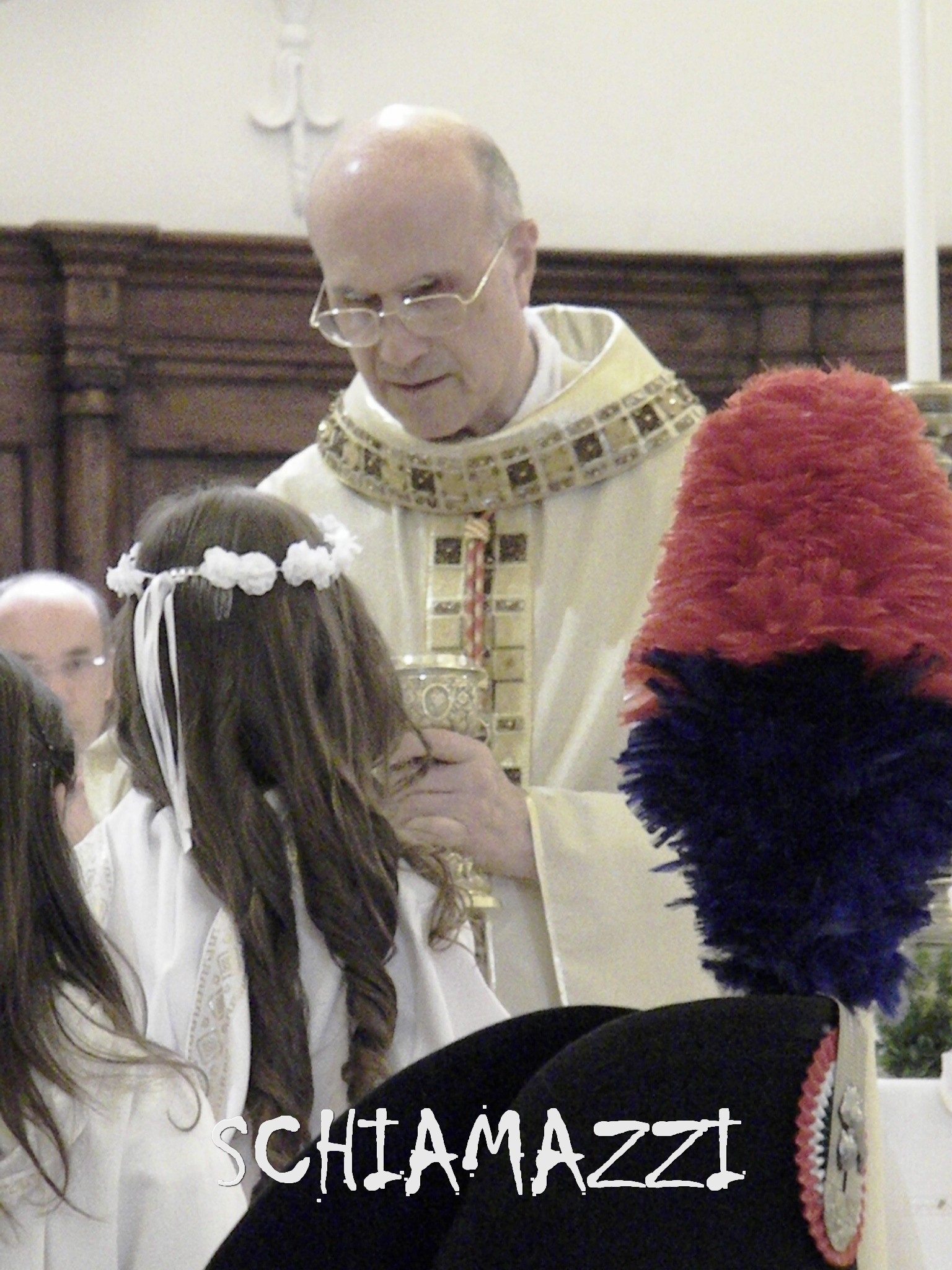 Il cardinale Bertone dà l'Eucarestia ai ragazzi della Prima Comunione