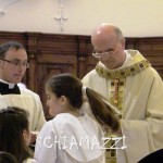 Il cardinale Bertone dà l'Eucarestia ai ragazzi della Prima Comunione
