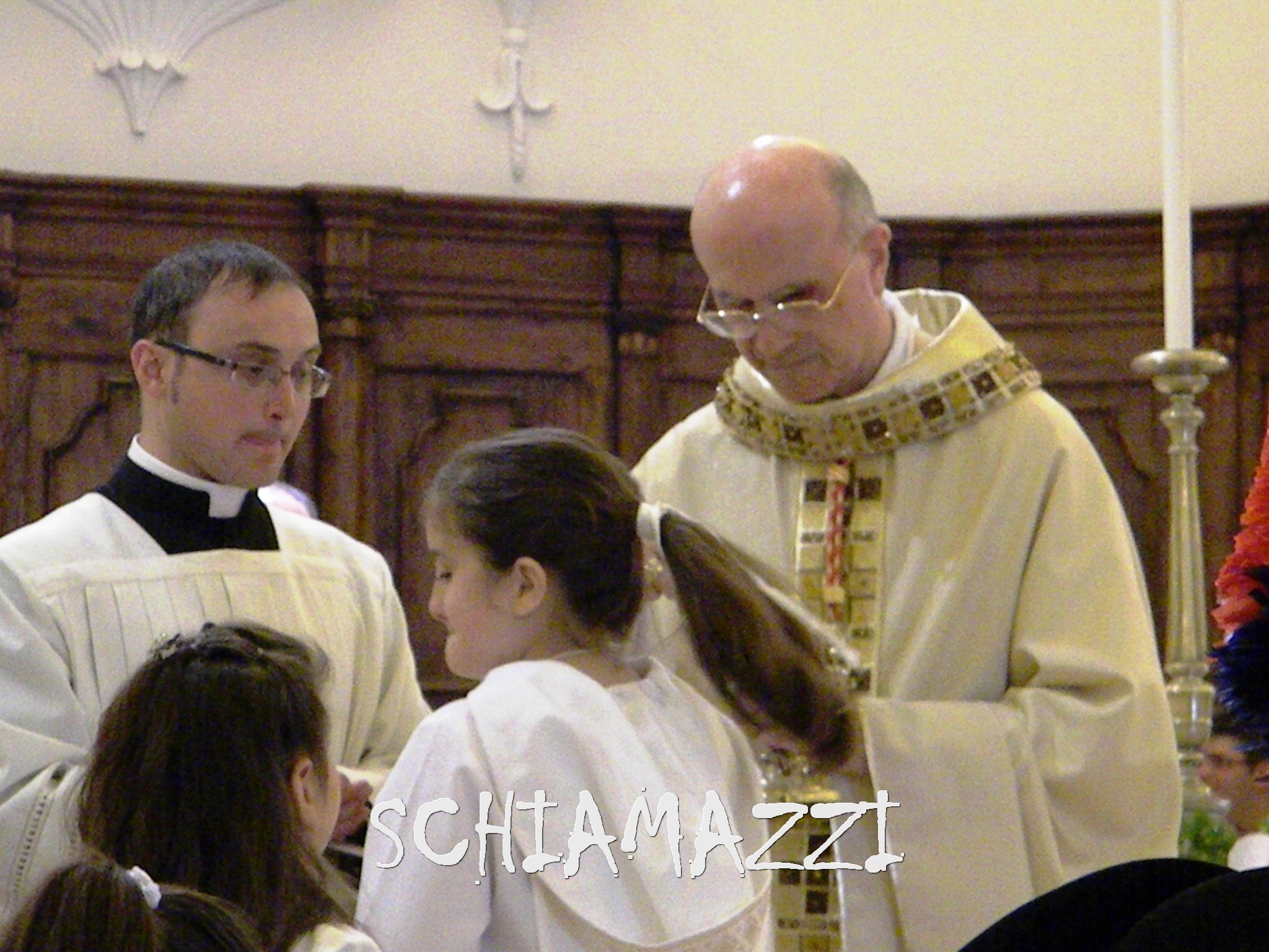 Il cardinale Bertone dà l'Eucarestia ai ragazzi della Prima Comunione
