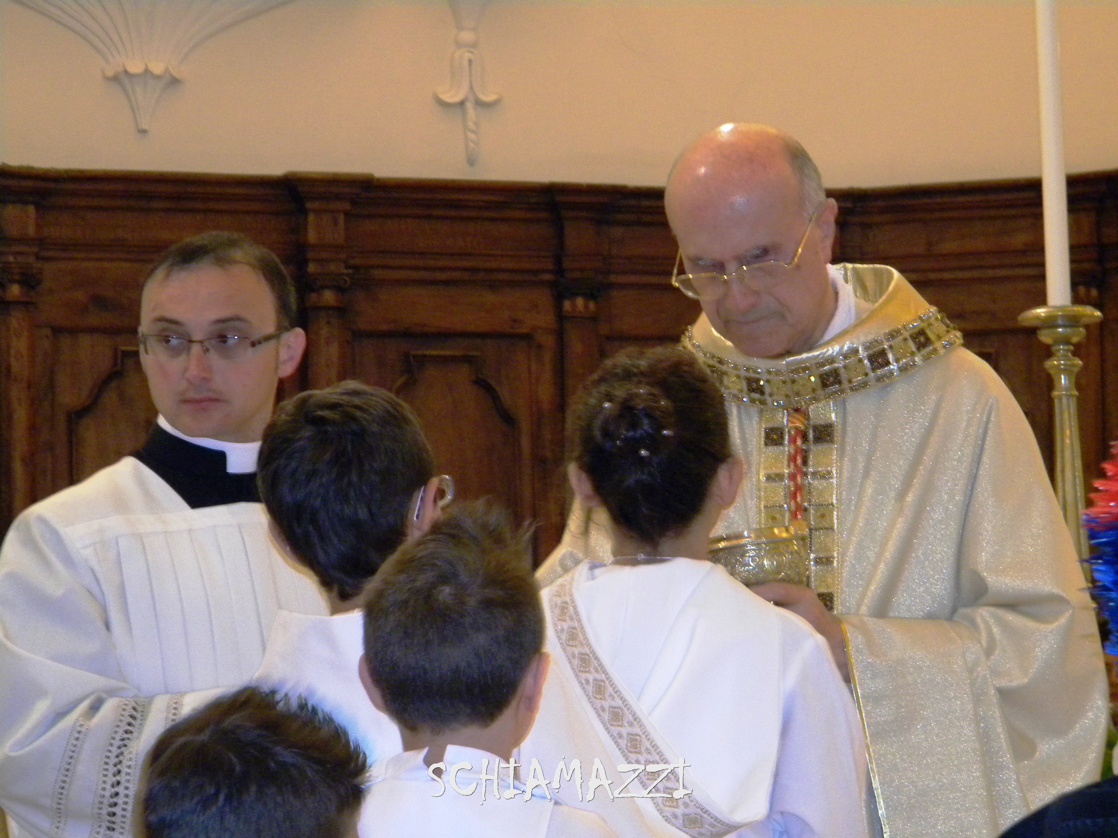 Il cardinale Bertone dà l'Eucarestia ai ragazzi della Prima Comunione