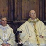 Il Segretario di Stato Vaticano Bertone (a destra) con il vescovo di Manfredonia Michele Castoro