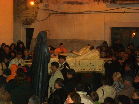 Un momento della Via Crucis cittadina: Gesù incontra la Madonna