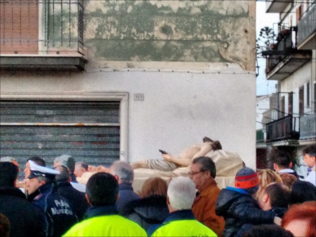 Naufragio Sparviero, Via Crucis dedicata alle vittime. Rinvenuto il relitto